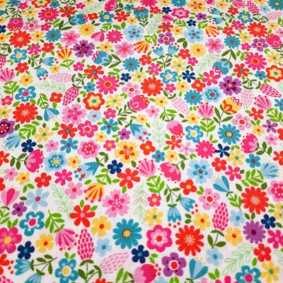 Farbenfroher Patchworkstoff mit bunten Blumen