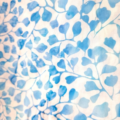 Batik Blätter und Blüten blau weiss