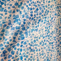 Batik Blätter und Blüten blau weiss