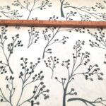 Viskosestoff „Light & Lush“ Natur mit grünen Zweigen & Knospen – Bild 3
